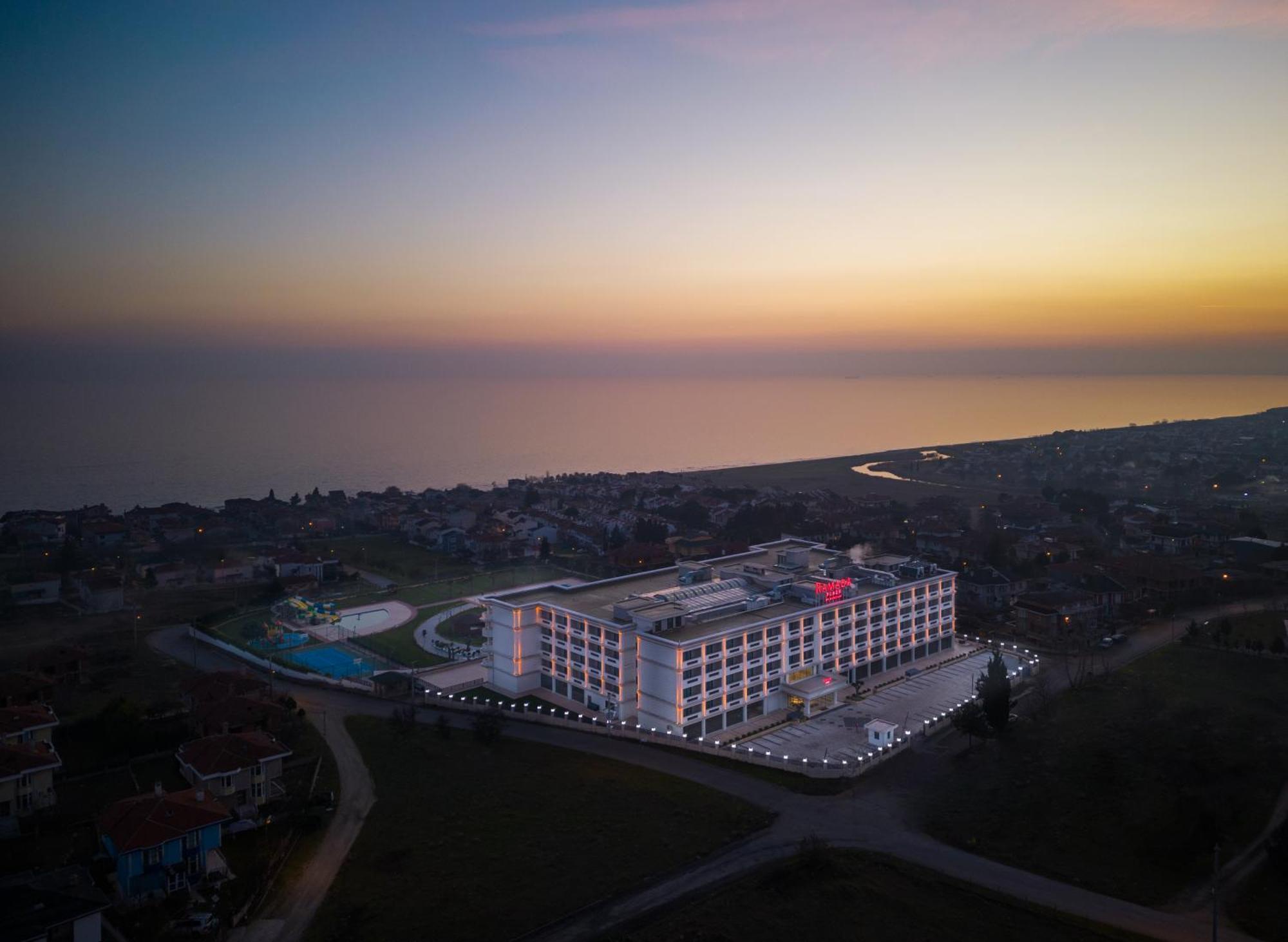 Hotel Ramada Plaza By Wyndham Silivri Esterno foto