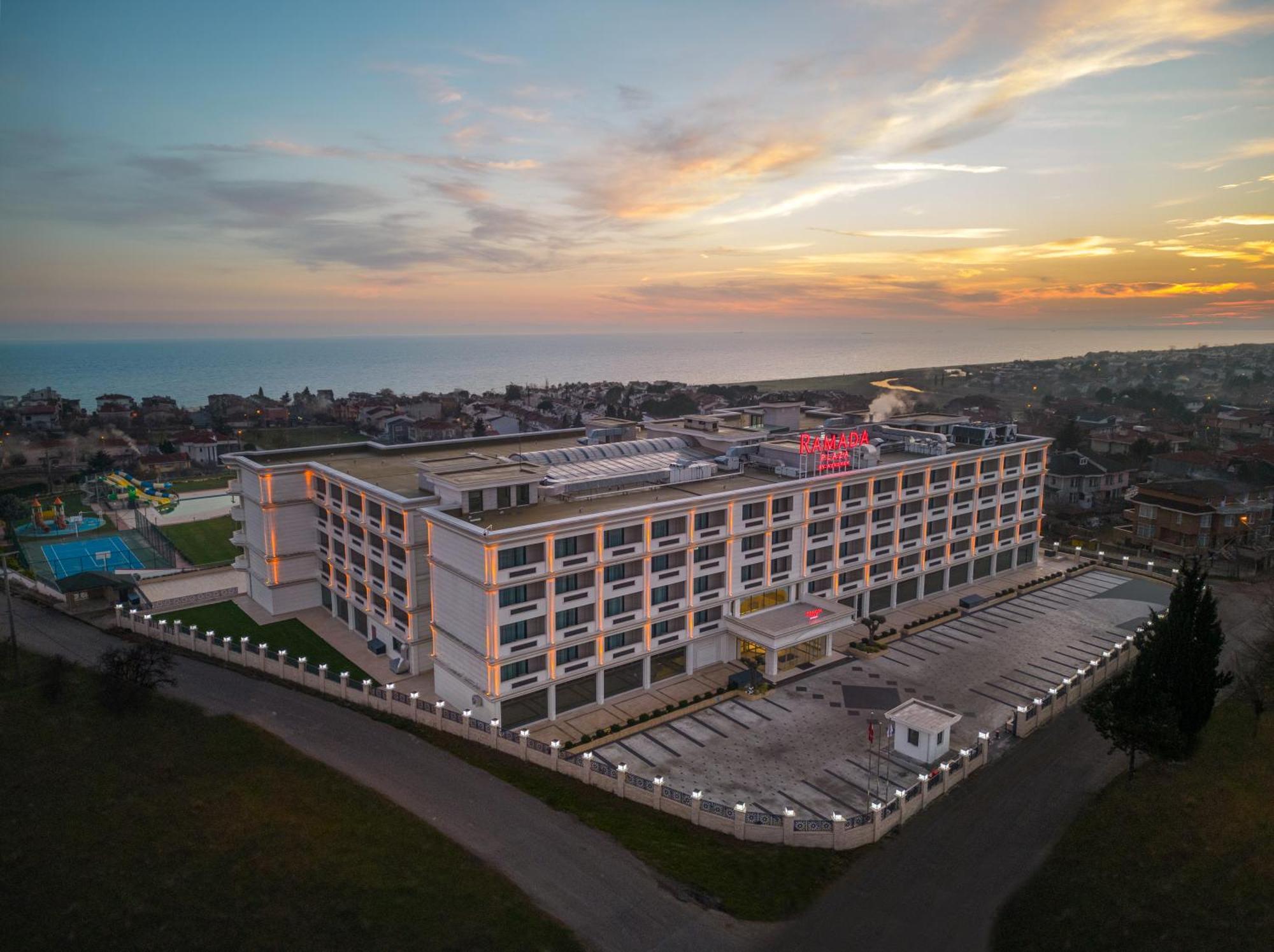 Hotel Ramada Plaza By Wyndham Silivri Esterno foto