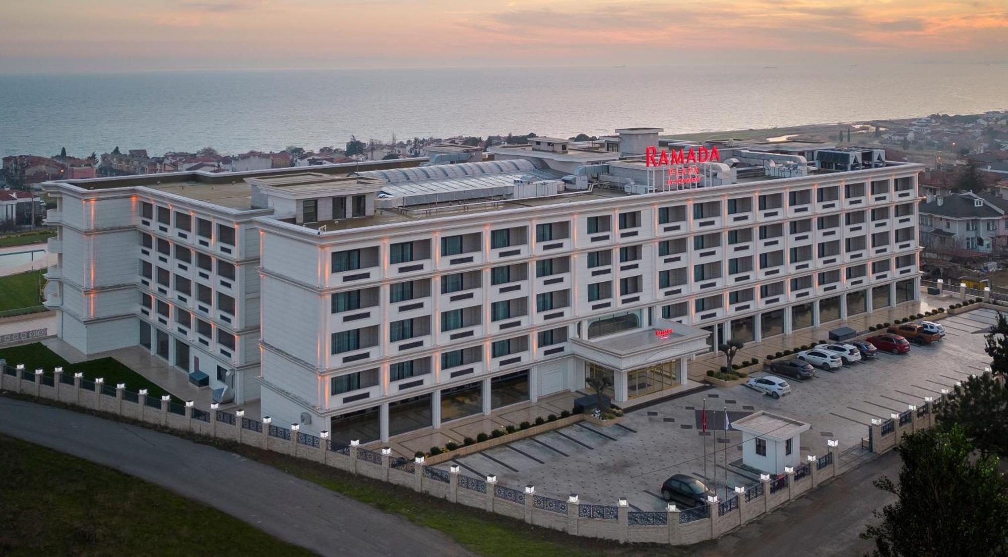Hotel Ramada Plaza By Wyndham Silivri Esterno foto